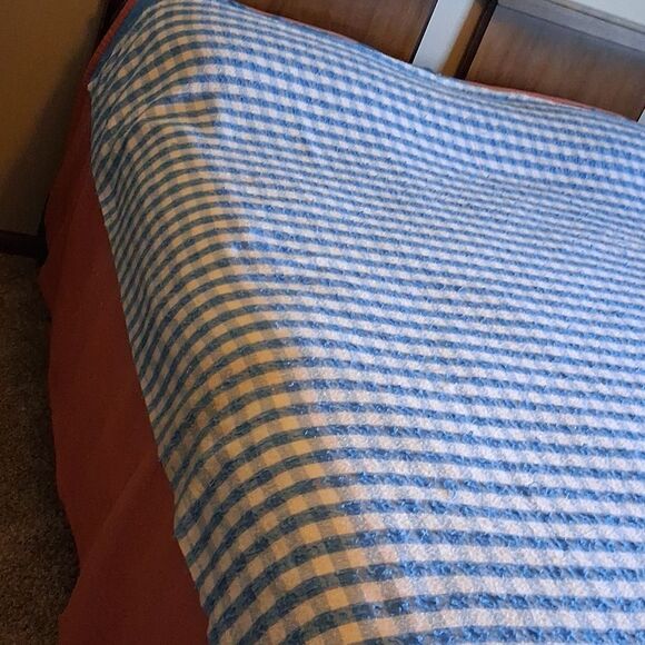 Vintage Blue and White Checkered Full Size Lightweight Blanket. - Picture 5 of 10